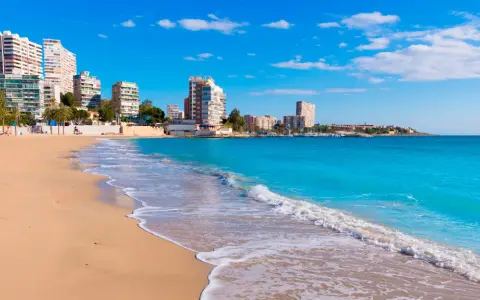 Piękna plaża de San Juan z turkusową wodą i białymi budynkami w tle. Idealne miejsce na wakacje.