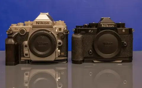 Dwie lustrzanki Nikon: srebrna Df i czarna Zf. Idealne dla początkujących, szukających najlepszej lustrzanki.