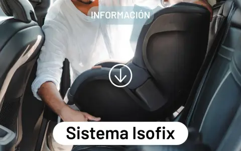 Hombre instalando silla infantil en coche. Aprende qué es el sistema Isofix activa o pasiva para mayor seguridad.