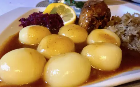 Bytom: Gdzie zjeść? Od śląskiej rolady po sushi odkryj smaki!