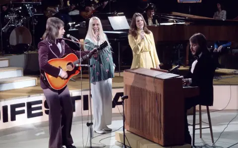 ABBA framför "Waterloo" på scenen. Björn spelar gitarr, Agnetha och Anni-Frid sjunger, Benny vid keyboardet. En riktig ring ring idol-stund!