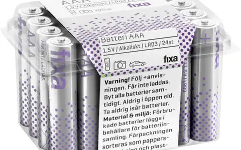 Förpackning med 24 st AAA-batterier, 1,5V alkaliska, märkta "fixa". Dessa r03 batteri är inte uppladdningsbara.