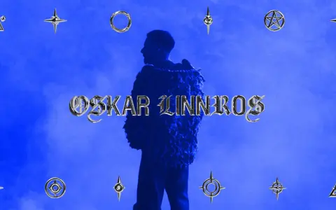 Oskar Linnros konsert. En artist i en fluffig jacka mot en blå bakgrund med symboler.