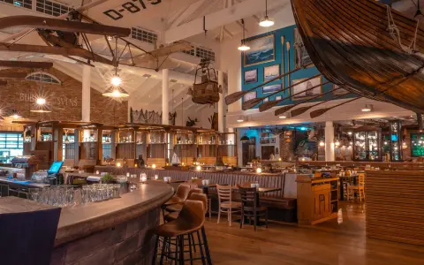 Das Restaurant Bubba Svens ist im maritimen Stil eingerichtet, mit einem Boot über den Tischen und Paddeln an der Wand.