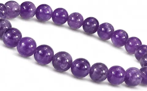 Bracciale di perle naturali di **gioielli ametista**, con sfumature viola intense e lucentezza profonda.