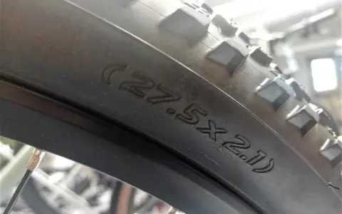 Opona rowerowa 27.5x2.1, czyli 40-622, gotowa na przygodę.