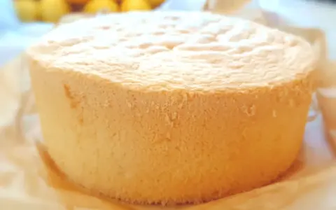 Puszysty biszkopt z olejem, idealny do tortów. W tle rozmyte cytryny.