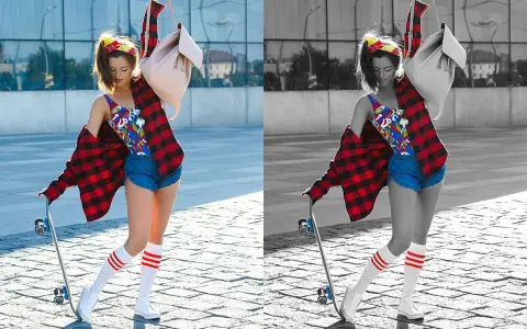 Jeune femme avec un skateboard, chemise à carreaux rouge, short en jean et chaussettes rayées. La photo présente une désaturation partielle, mettant en valeur les couleurs vives de sa tenue.