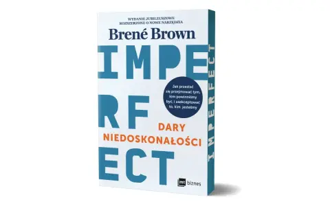 Książka "Dary niedoskonałości" Brené Brown. Wydanie jubileuszowe z rozszerzoną treścią, zachęcające do akceptacji siebie.