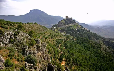 Castillo en la cima de una colina, rodeado de bosques y montañas. Un lugar perfecto que ver en Segura de la Sierra.