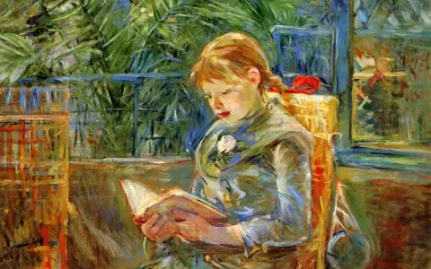 Jeune fille lisant, peinte dans le style des peintres impressionnistes célèbres. Lumière douce filtrant à travers les feuillages.