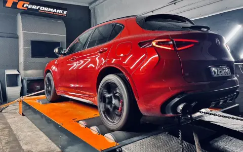 Czerwone Alfa Romeo na hamowni. To etap **stage 2 co to** znaczy? To podniesienie mocy silnika po modyfikacjach.