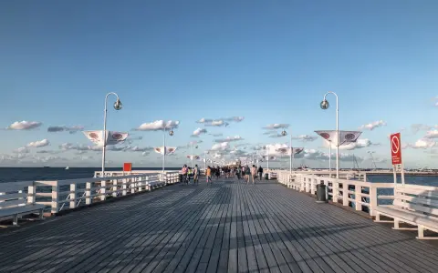 Spacer po molo w Sopocie, idealne miejsce na spacer po przyjeździe z Gdańska.