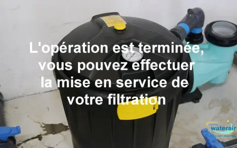 Gros filtre noir avec manomètre, prêt pour la mise en service après avoir effectué le changer filtre adoucisseur.