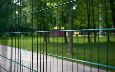 Ile kosztuje montaż ogrodzenia panelowego? Sprawdź ceny i czynniki wpływające na koszt