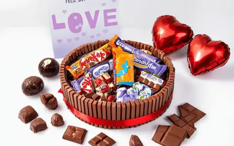 Pastel de xuxes con forma de tarta, decorado con chocolates y globos en forma de corazón. ¡Un regalo perfecto para San Valentín!