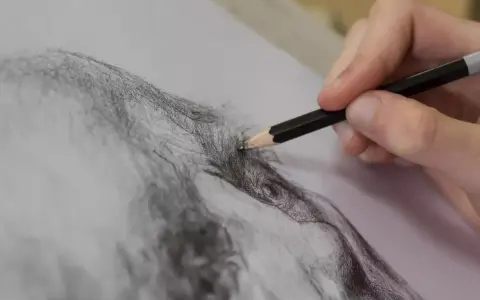 Dłoń artysty tworzy realistyczne rysunki długopisem, dodając szczegóły do portretu.
