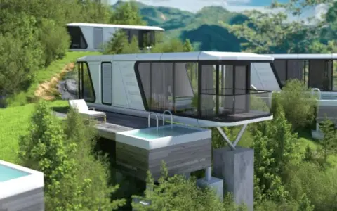 Modernas casas cápsula con piscinas privadas se integran en un paisaje montañoso verde.