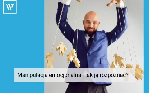 Mężczyzna w garniturze steruje drewnianymi ludzikami jak marionetkami. To obraz manipulacji emocjonalnej.