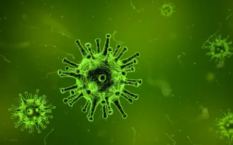 Virus verdi luminosi su sfondo verde scuro, che ricordano l'influenza suina.
