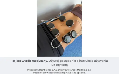 Elektrostymulacja mięśni brzucha efekty: widoczne elektrody na brzuchu osoby leżącej, podłączone do urządzenia.