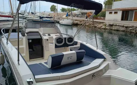 Bateau AS MARINE 23 GL, idéal pour naviguer sur 7m. Ce modèle offre confort et style, parfait pour explorer les eaux.