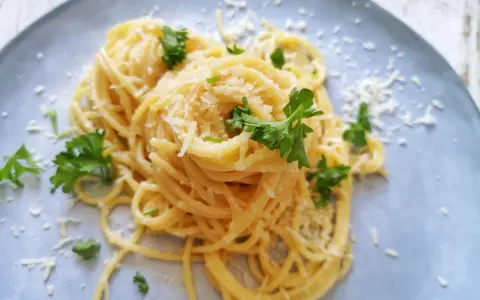 Spaghetti al limone: kremowy makaron z cytryną - przepis krok po kroku