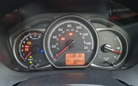 Kontrolka silnika świeci się na desce rozdzielczej Toyoty, wskazując błąd DTC P1604. Odometer pokazuje 88940 mil.
