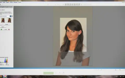 Portret młodej kobiety w białej koszulce, przygotowywany do zdjęcia legitymacyjnego w programie Picasa.