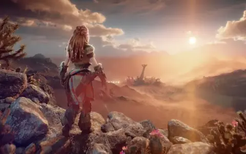 Aloy contempla un paisaje desértico al atardecer en Horizon Forbidden West, con ruinas mecánicas a lo lejos.