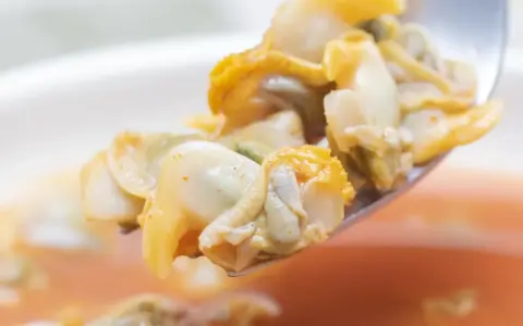 Cuchara con berberechos a la gallega, listos para disfrutar de esta deliciosa receta.