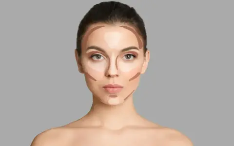 Modelka pokazuje, gdzie nakładać bronzer i rozświetlacz, by wymodelować twarz.