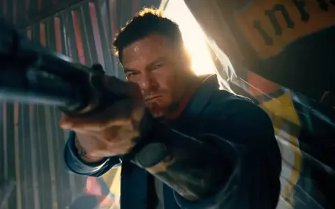 Alan Ritchson siktar med ett vapen i en actionfylld scen, en av många filmer och tv-program med honom.