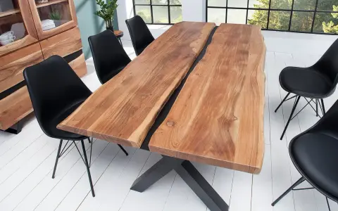 Table en acacia massif, design unique pour un entretien facile à l'intérieur. Chaises noires modernes.