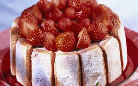 Charlotte aux biscuits roses de Reims, garnie de fraises fraîches et d'une crème onctueuse au mascarpone. Un délice fruité et léger.