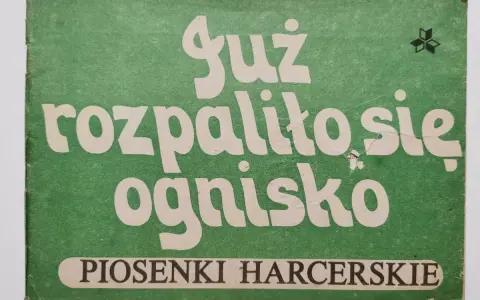 Już rozpalono ognisko – zbiór najpopularniejszych piosenek turystycznych, idealny na biwakowe wieczory.