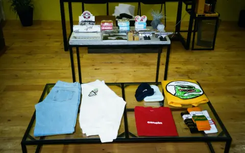 Ubrania i akcesoria, jak dżinsy, koszulki, czapki i skarpetki, to przykład tego, co to jest merchandising marki.