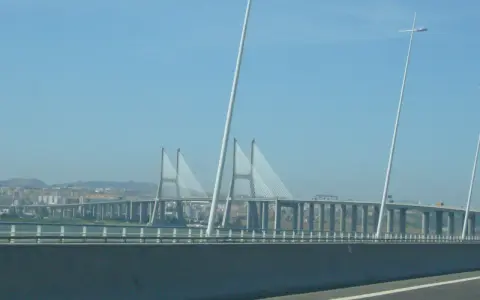 El **puente Vasco da Gama** cruza el estuario del Tajo, conectando Lisboa con Montijo. Sus pilares blancos y cables forman un diseño icónico.