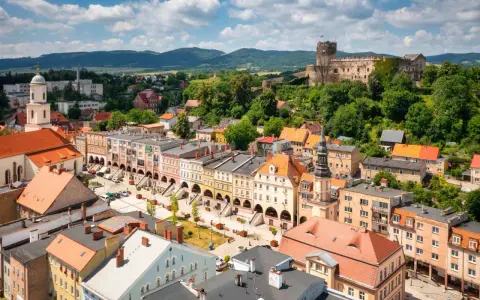 Urokliwy rynek z kolorowymi kamienicami i zamkiem na wzgórzu. Idealne romantyczne miejsca na Śląsku na spacer.