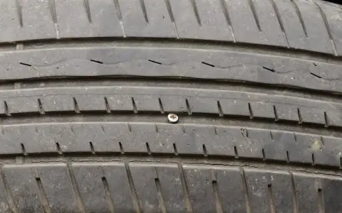 Was tun bei einer Schraube im Reifen? Wichtige Tipps zur Reparatur