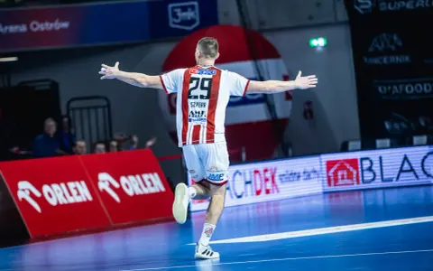 Marek Szpera, numer 29, świętuje zwycięstwo na boisku.