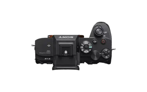 Vista superior de la cámara Sony a7s III, con diales de modo, botones personalizables y estabilizador SteadyShot 4K.