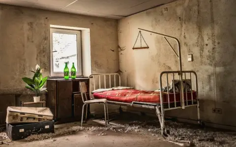 Pokój z łóżkiem, walizkami i butelkami. Może to początek przygody w najlepszym escape roomie w Polsce?