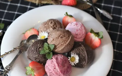 Przepisy na zdrowe lody, które zaspokoją Twoje słodkie pragnienia