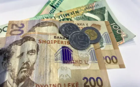Albańska waluta: banknoty 200, 1000 leków i monety.