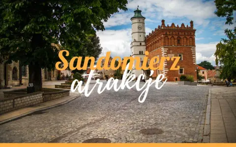 Spacer po brukowanym rynku w Sandomierzu, zabytkowym mieście nad Wisłą, z widokiem na zamek i ratusz.