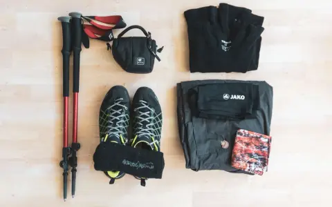 Wander equipment must have: Trekkingstöcke, Wanderschuhe, Funktionsshirt, Hose, kleine Tasche und ein Tuch.