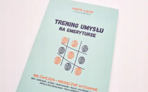 Okładka książki "Trening umysłu na emeryturze" z motywem kółka i krzyżyka z mózgami.