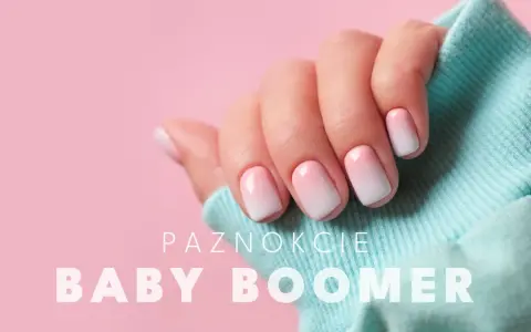 Dłoń z paznokciami hybryda baby boomer w delikatnym różowo-białym ombre, na tle pudrowego różu i turkusowego materiału.