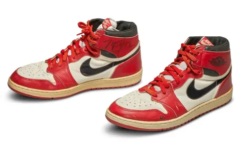 Para butów Air Jordan 1, sygnowane przez Michaela Jordana, to najdroższe jordany na świecie.